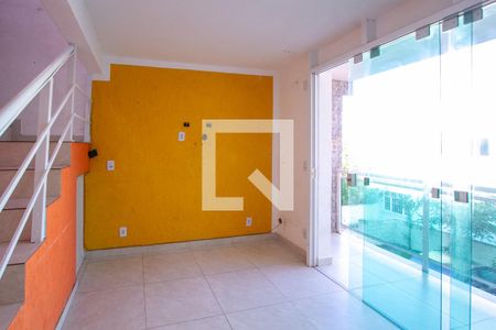Sala de casa de condomínio para alugar com 2 quartos, 90m² em Colubandê, São Gonçalo