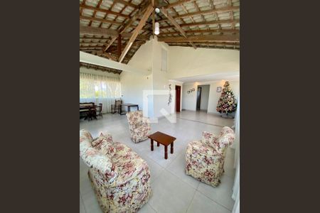 Sala de casa de condomínio para alugar com 5 quartos, 300m² em Cajueiros, Maricá