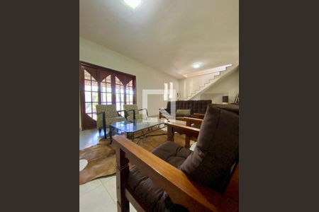 Sala de casa de condomínio para alugar com 5 quartos, 300m² em Cajueiros, Maricá
