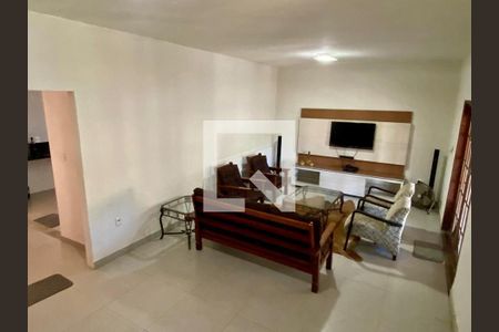 Sala de casa de condomínio para alugar com 5 quartos, 300m² em Cajueiros, Maricá