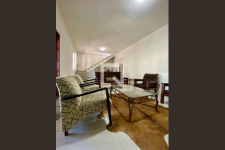 Sala de casa de condomínio para alugar com 5 quartos, 300m² em Cajueiros, Maricá