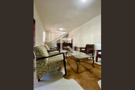Sala de casa de condomínio para alugar com 5 quartos, 300m² em Cajueiros, Maricá