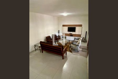 Sala de casa de condomínio para alugar com 5 quartos, 300m² em Cajueiros, Maricá