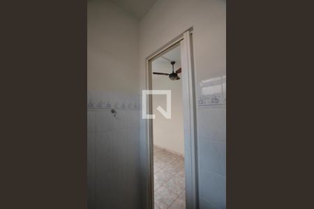 Banheiro de kitnet/studio para alugar com 1 quarto, 15m² em Bento Ribeiro, Rio de Janeiro