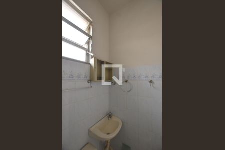 Banheiro de kitnet/studio para alugar com 1 quarto, 15m² em Bento Ribeiro, Rio de Janeiro