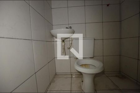 Banheiro de kitnet/studio para alugar com 1 quarto, 17m² em Bento Ribeiro, Rio de Janeiro