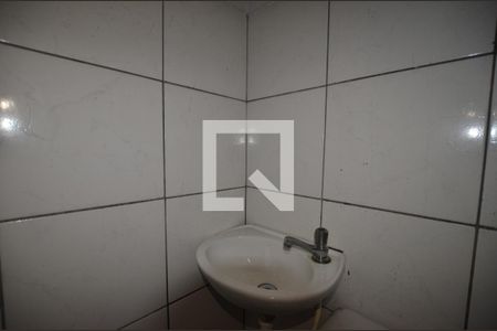 Banheiro de kitnet/studio para alugar com 1 quarto, 17m² em Bento Ribeiro, Rio de Janeiro
