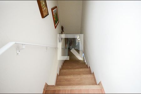 Escada de casa para alugar com 3 quartos, 172m² em Piqueri, São Paulo