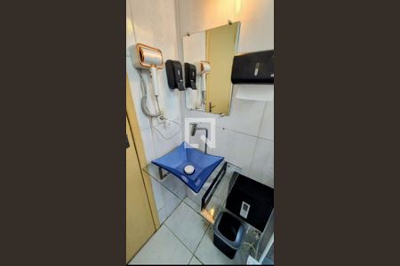 Banheiro de casa de condomínio para alugar com 2 quartos, 128m² em Inoã, Maricá