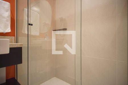 Banheiro de kitnet/studio para alugar com 1 quarto, 28m² em Boa Vista, Porto Alegre