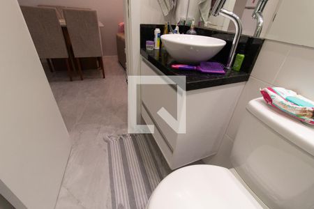 Banheiro de apartamento para alugar com 1 quarto, 50m² em Santa Quiteria, Curitiba