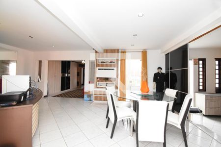 Sala 2 de casa à venda com 5 quartos, 700m² em Cajuru, Curitiba