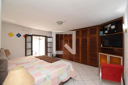 Suíte de casa à venda com 5 quartos, 700m² em Cajuru, Curitiba