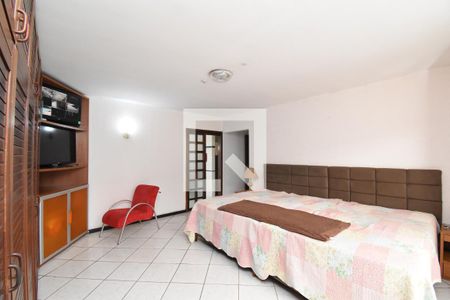 Suíte de casa à venda com 5 quartos, 700m² em Cajuru, Curitiba