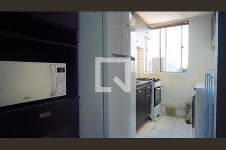 Sala e cozinha  de apartamento para alugar com 2 quartos, 40m² em Jardim Dona Leopoldina, Porto Alegre