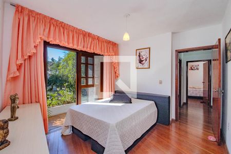 Casa à venda com 3 quartos, 274m² em Jardim Sabará, Porto Alegre
