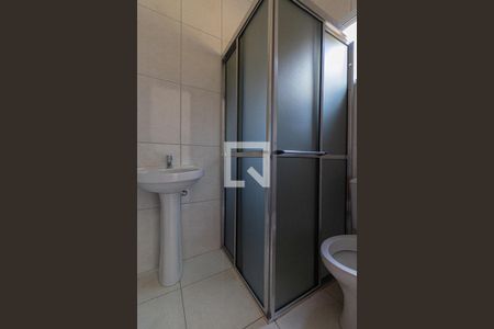 Banheiro Suíte 1 de casa de condomínio para alugar com 2 quartos, 110m² em Vila Londrina, São Paulo
