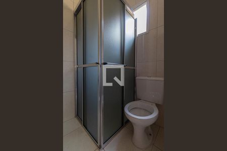 Banheiro Suíte 1 de casa de condomínio para alugar com 2 quartos, 110m² em Vila Londrina, São Paulo