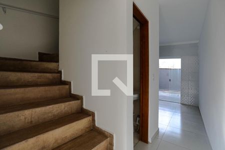 Escada de casa para alugar com 2 quartos, 80m² em Jardim Nathalie, Mogi das Cruzes