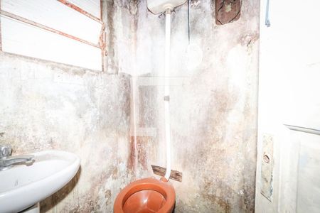 banheiro casa 1 de casa à venda com 7 quartos, 253m² em Jardim Campo Limpo, São Paulo