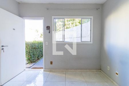 Sala de casa de condomínio para alugar com 2 quartos, 61m² em Lajeado, Cotia