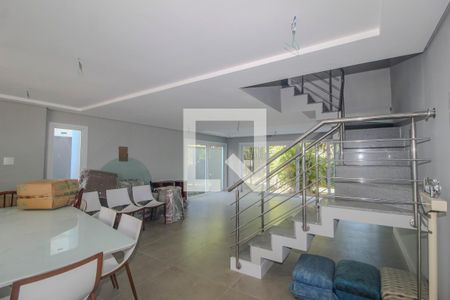 Sala de casa de condomínio para alugar com 3 quartos, 300m² em Pedra Redonda, Porto Alegre