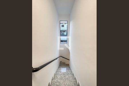 Escada - Quartos de casa de condomínio à venda com 2 quartos, 65m² em Tremembé, São Paulo