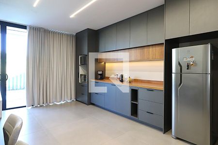 Sala  cozinha americana integrada de casa de condomínio para alugar com 2 quartos, 196m² em Mário Quintana, Viamão