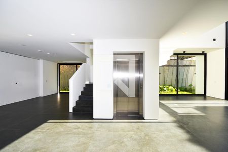 acesso as salas e elevador de casa à venda com 4 quartos, 518m² em Jardim Paulista, São Paulo