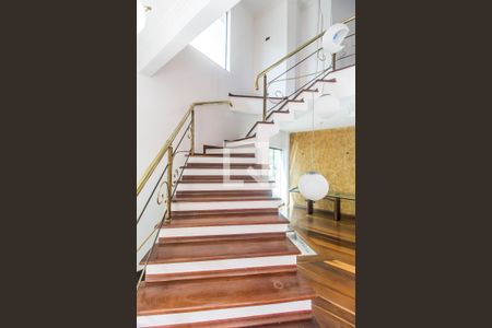 Escada de casa de condomínio à venda com 4 quartos, 327m² em Residencial Tres (alphaville), Santana de Parnaíba