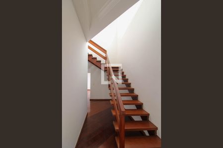 Escada  de casa para alugar com 5 quartos, 275m² em Vila Sonia, São Paulo
