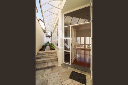 Entrada  de casa para alugar com 5 quartos, 275m² em Vila Sonia, São Paulo
