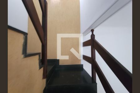 Escada de casa de condomínio para alugar com 2 quartos, 96m² em Taquara, Rio de Janeiro
