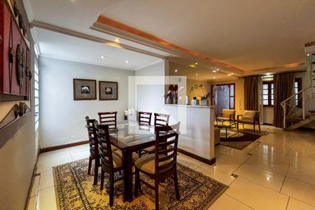 Casa à venda com 3 quartos, 230m² em Jardim Rosa Maria, São Paulo