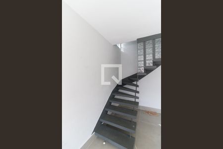 Escada de casa para alugar com 2 quartos, 140m² em Vila Gumercindo, São Paulo