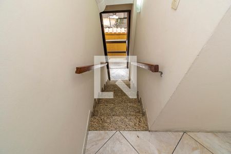 Hall da entrada - Escada de acesso de casa para alugar com 2 quartos, 70m² em Irajá, Rio de Janeiro