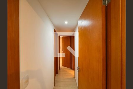 Corredor de apartamento para alugar com 2 quartos, 74m² em Barra da Tijuca, Rio de Janeiro
