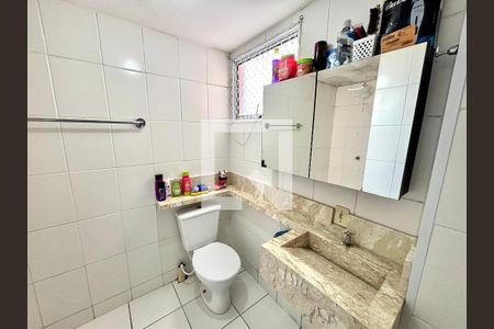 Banheiro de apartamento à venda com 2 quartos, 49m² em Parque Savoi City, São Paulo