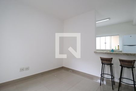 Sala de casa de condomínio para alugar com 2 quartos, 70m² em Jardim Ipanema, Uberlândia