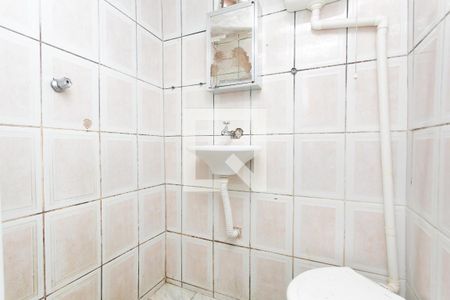 Banheiro  de casa para alugar com 2 quartos, 48m² em Jardim Cleide, São Paulo