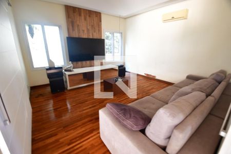 Sala de TV de casa de condomínio para alugar com 4 quartos, 380m² em Vila Hollândia, Campinas