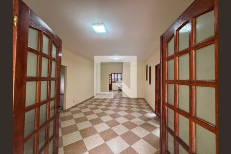 Sala de casa de condomínio para alugar com 5 quartos, 350m² em Camorim, Rio de Janeiro