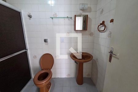 Banheiro de apartamento para alugar com 1 quarto, 55m² em Vila Tupi, Praia Grande