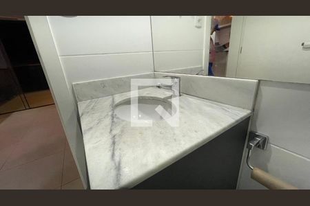 Banheiro de apartamento à venda com 1 quarto, 41m² em Jardim Guanabara, Rio de Janeiro