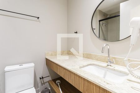 Banheiro de kitnet/studio para alugar com 1 quarto, 28m² em Indianópolis, São Paulo