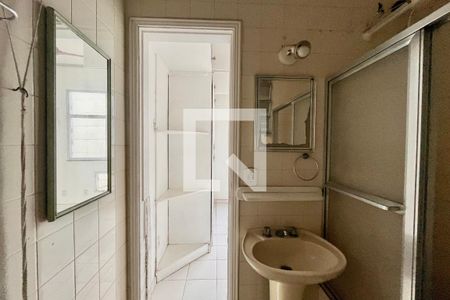 Banheiro  de apartamento à venda com 1 quarto, 37m² em Copacabana, Rio de Janeiro