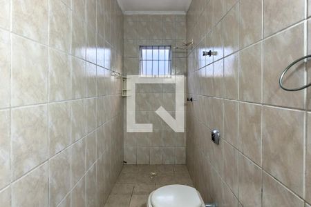 Banheiro da Suíte de casa para alugar com 2 quartos, 104m² em Jardim Melvi, Praia Grande