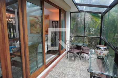 Varanda vidraçada de casa de condomínio à venda com 5 quartos, 585m² em Morada dos Pássaros, Barueri