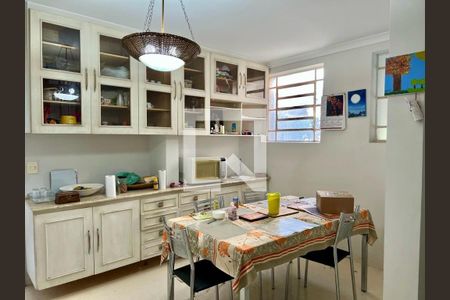 Casa à venda com 3 quartos, 300m² em Pacaembu, São Paulo