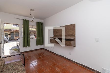 Sala de casa de condomínio à venda com 2 quartos, 87m² em Planalto, Belo Horizonte